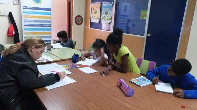 Escolares en clases de apoyo impartidas en M&eacute;rida por Mensajeros de la Paz Extremadura