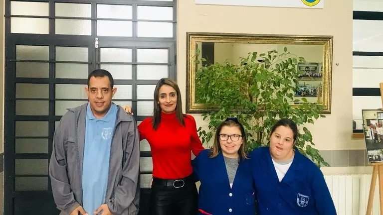La directora del Ocupacional con  Beatriz, Carlos y Sara