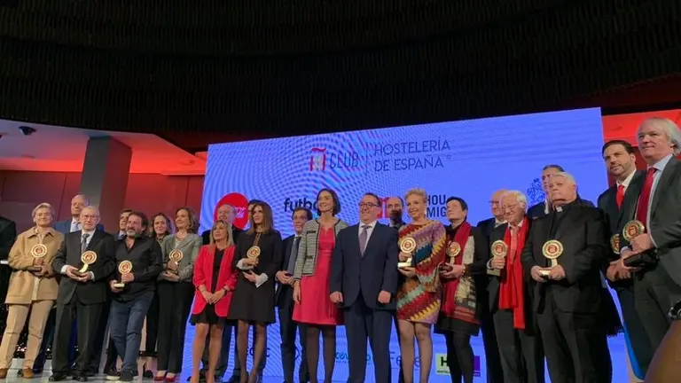 El padre Angel con todos los galardonados con los Premios Nacionales de Hosteleria 019