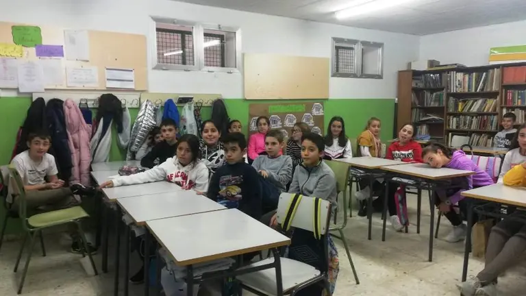 Estudiantes de Cilleros plantean al alcalde sus propuestas 2611019 (1)