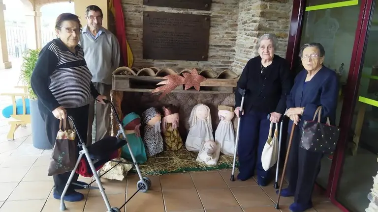 Exposicion navide&ntilde;a realizada por residentes Carrascalejo (14)