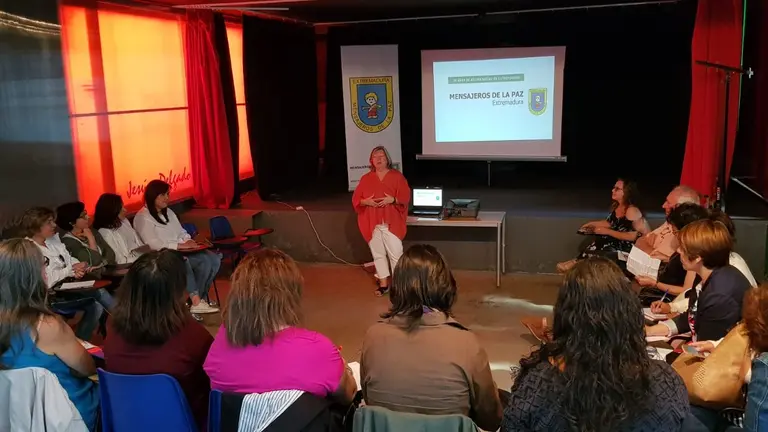 Presentacion del Area de Mujer del Centro de Dia a los profesionales de la provincia AMPEX