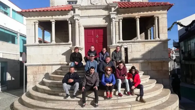 La comunidad terap&eacute;utica posa para una foto de familia