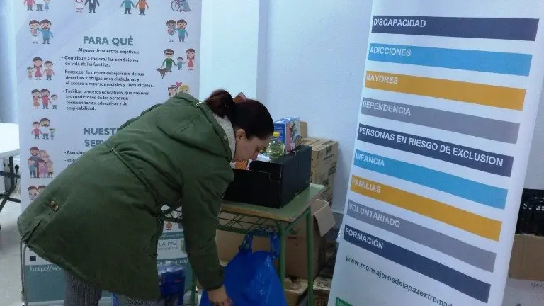Reparto de alimentos para familias emeritenses