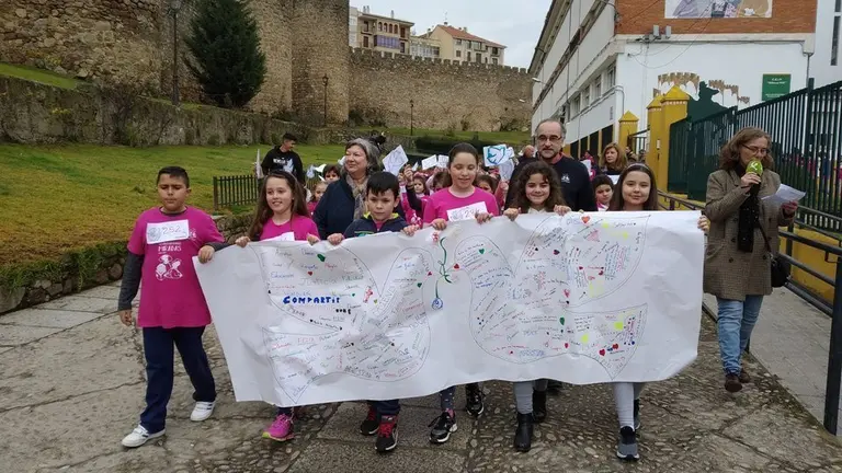 La presidenta de AMPEX y el dreictor del coelgio con Invulnerables (14)