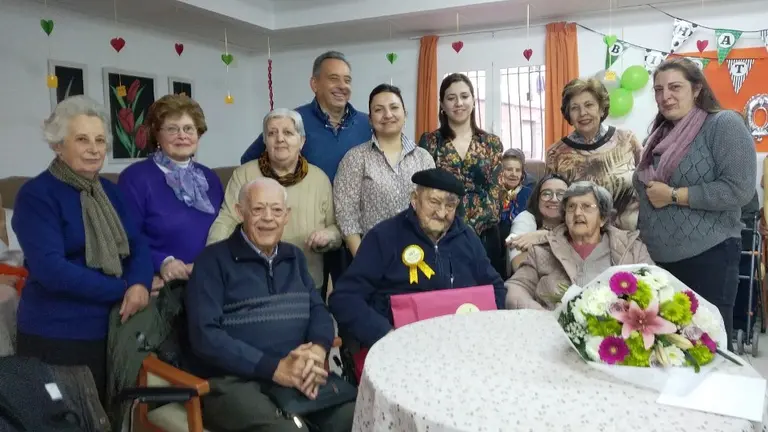 Damian Alonso rodeado de su familia y la directora de la residencia municipal y la alcaldesa de Navaconcejo