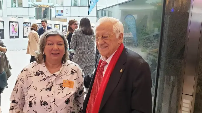 Mercedes Murias y el padre Angel en Bruselas