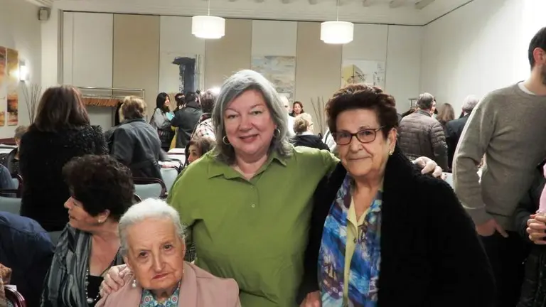 La presidenta con las protagonistas en Merida
