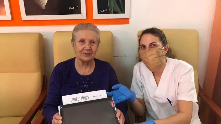 Residente utiliza la tablet de Ineco en Cabezuela 2