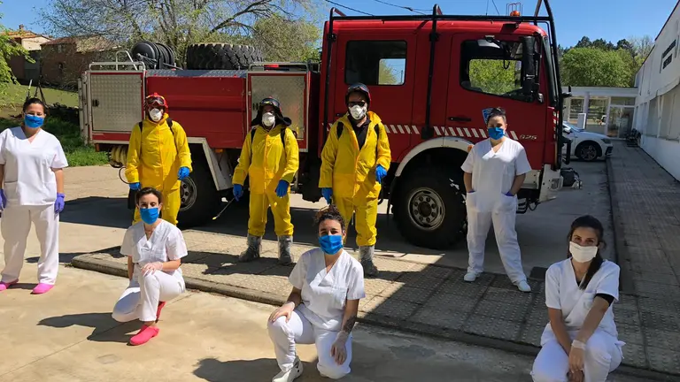 Efectivos del Sepei desinfectan los aleda&ntilde;os de Siete Villas 0304020