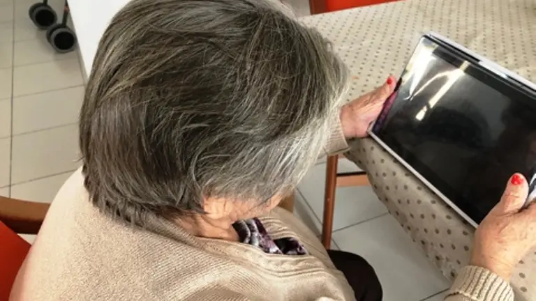 Marciana habla con sus familiares por videoconferencia