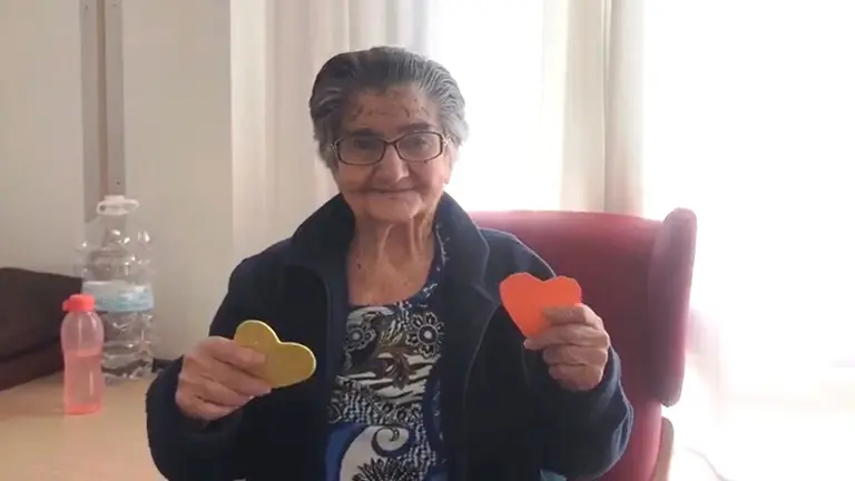 Sonrisas y corazones entre los mayores de El Encinar
