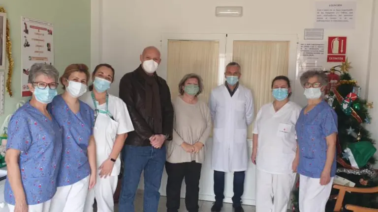 Mercedes Murias, presidenta de Mensajeros de la Paz Extremadura con parte del equipo del Centro de D&iacute;a de Puebla de la Calzada