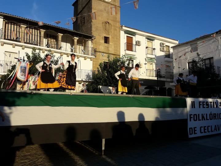 Intergracion con arte sobre las tablas en el II Festival Folclorico de Ceclavin