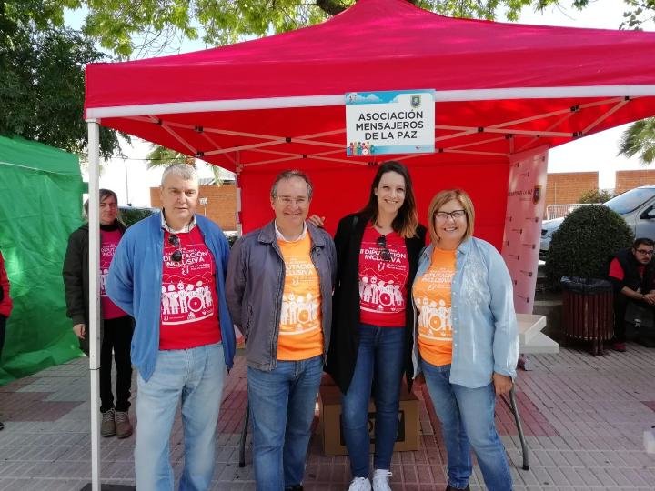 La presidenta de Diputacion en el estand de Mensajeros de la Paz Extremadura