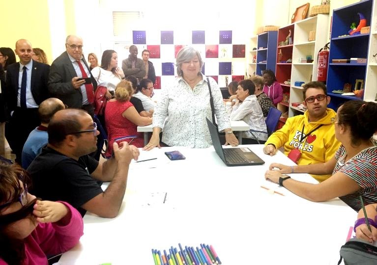 Mercedes Murias con usuarios de Mensajeros de la Paz Canarias en Santa Cruz de Tenerife