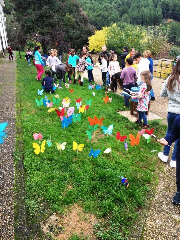 Residentes de Nuñomoral trabajan en el campo de mariposas (2)