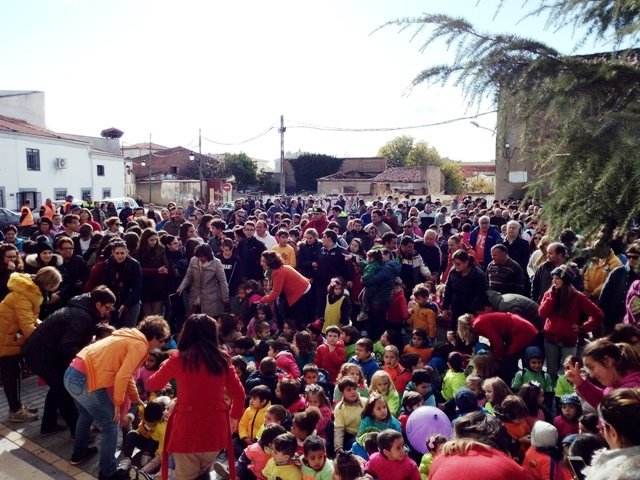 Asistentes a la I Marcha por la Discapacidad celebrada en Moraleja en 2017