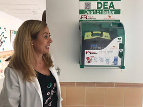 Valentina Rodriguez junto al desfibrilador