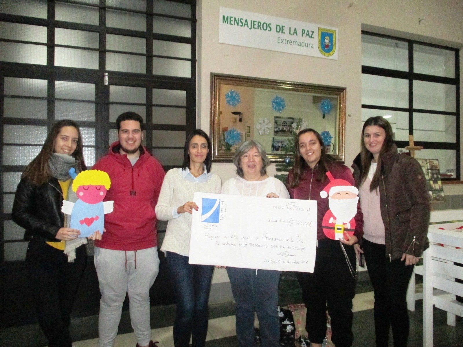 Mercedes Murias Raquel Cortes y Nuria Nevado con alumnos en la entrega del cheque