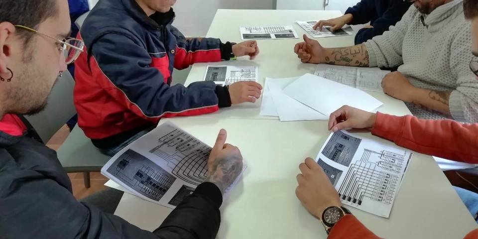 Taller de electricidad domestica en el Centro de Dia de Insercion 02019 (4)
