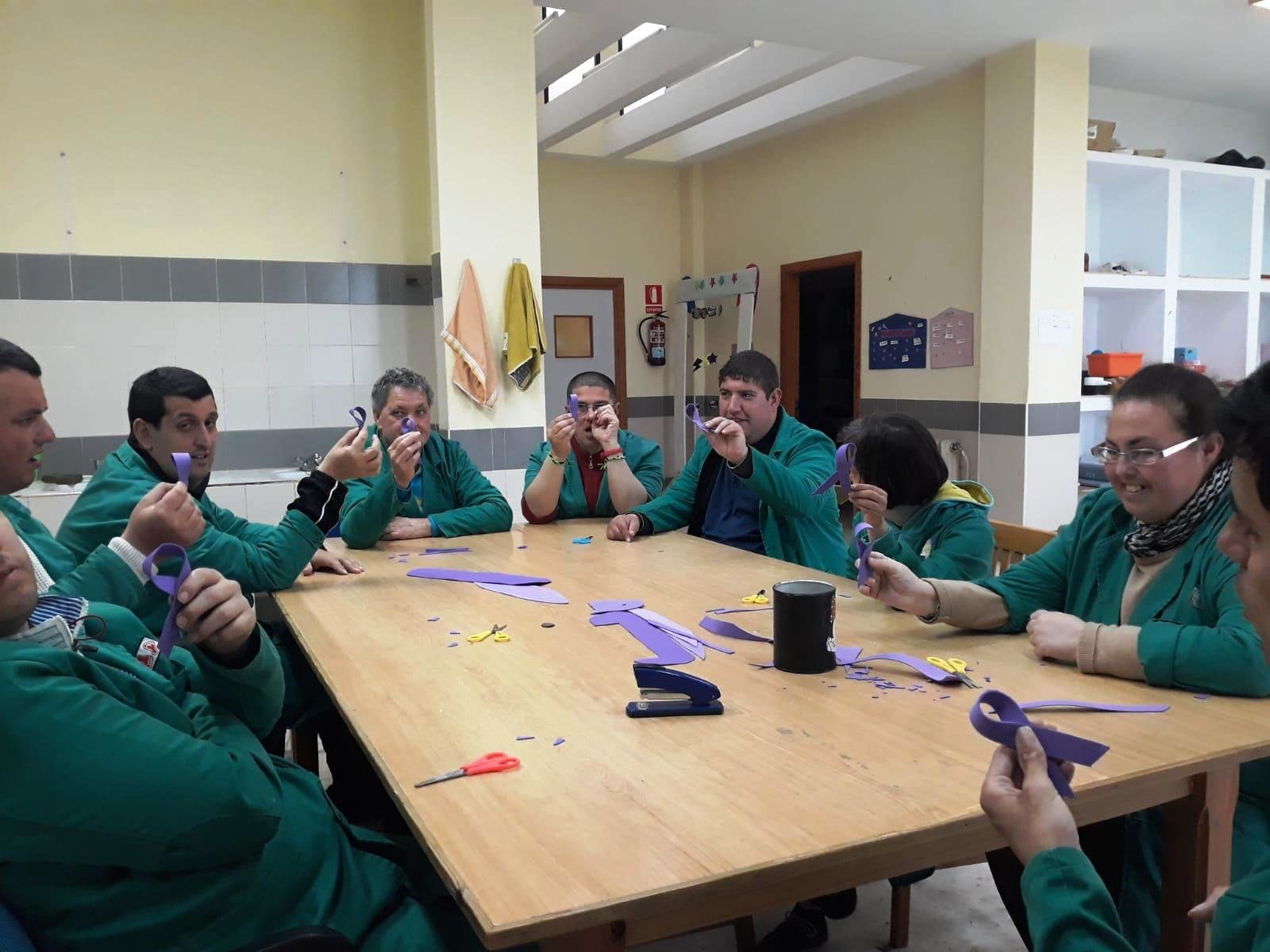 Usuarios del Centro Ocupacional de Moraleja preparan lazos morados para el 8 de marzo AMPEX