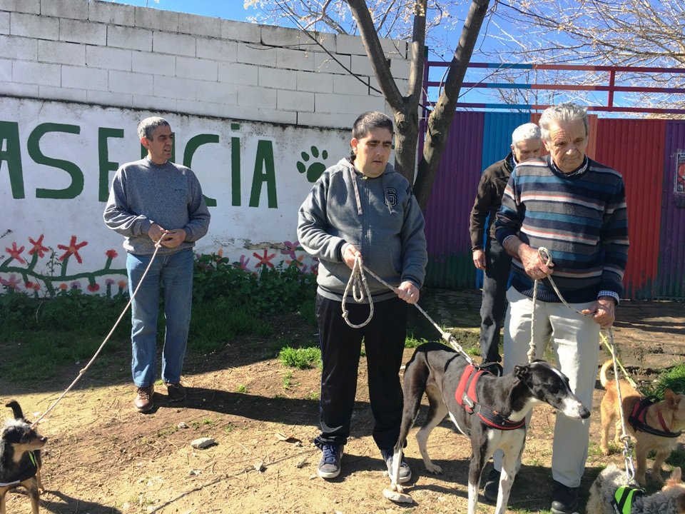 Residentes de Nuñomoral en la segunda sesión TAA en El Refugio de Plasencia