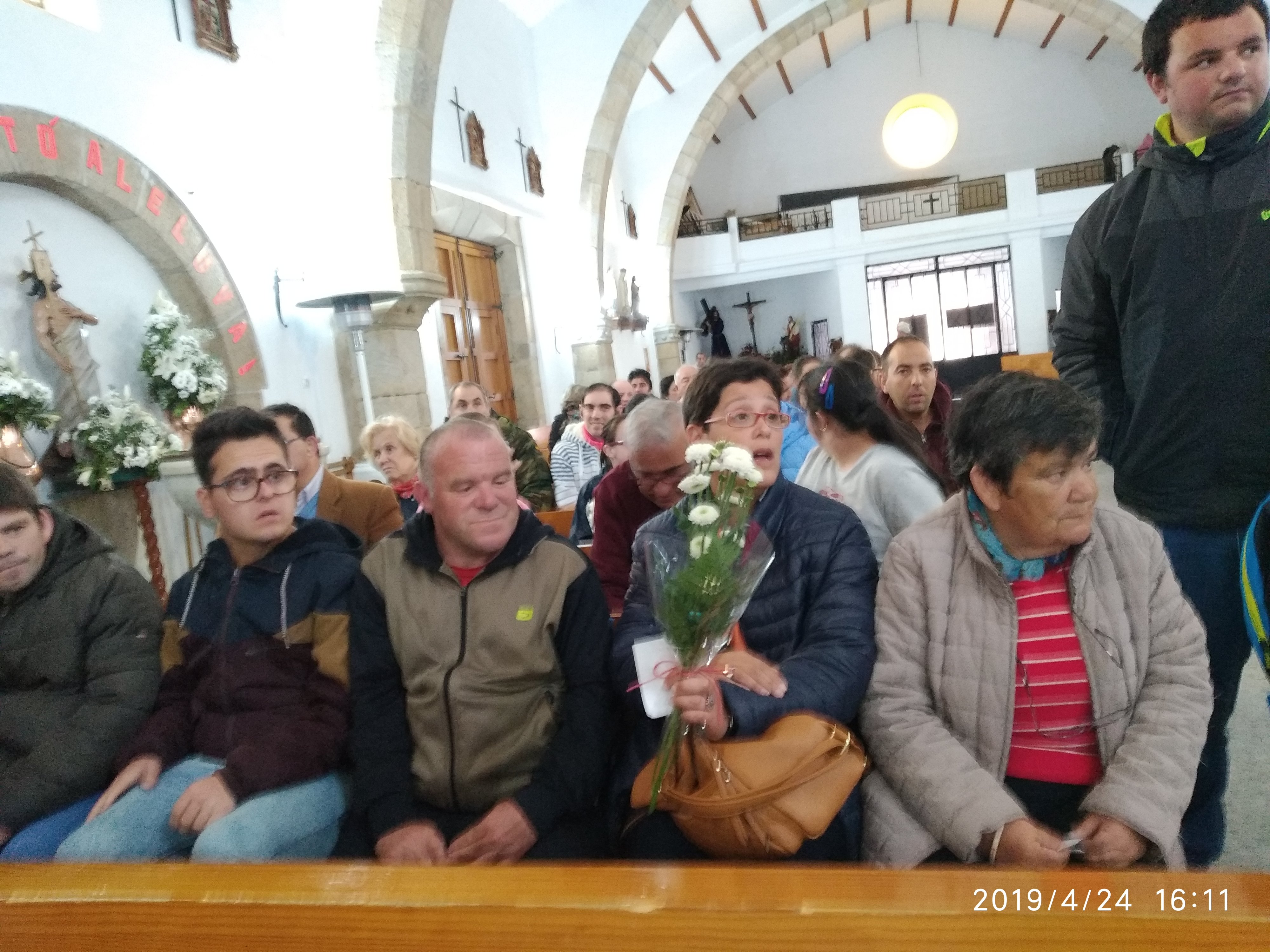 Usuarios del Centro Ocupacional de Moraleja con la Virgen de la Vega