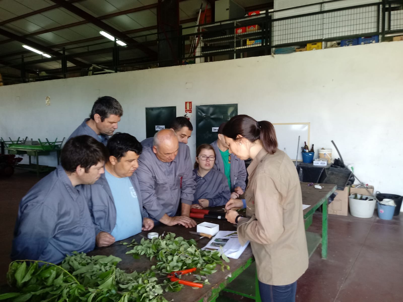 Estudiantes del Curso de Jardineria reciben una charla sobre injertos en el CFMR 04019 (1 (5)