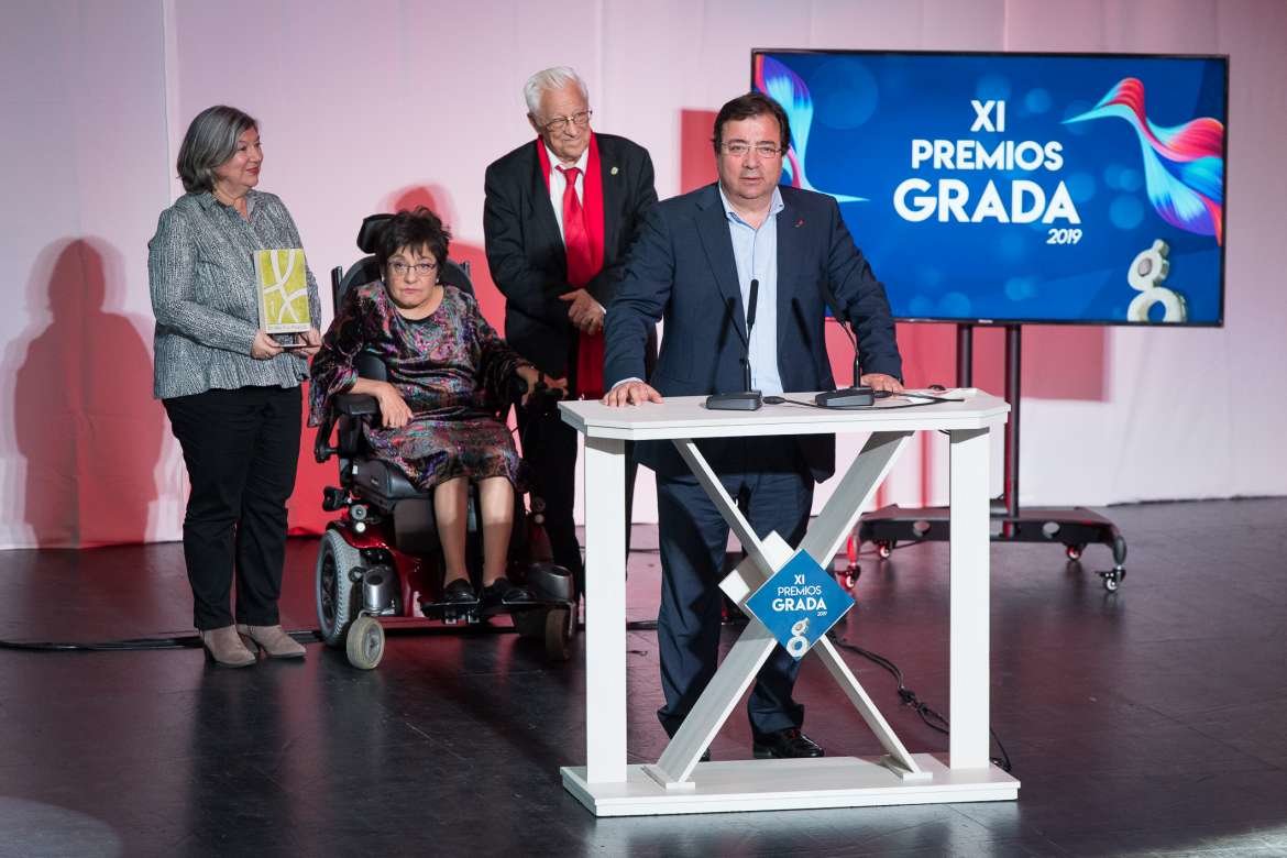 El padre Angel y Mercedes Murias con el presidente regional en los Premios Grada
