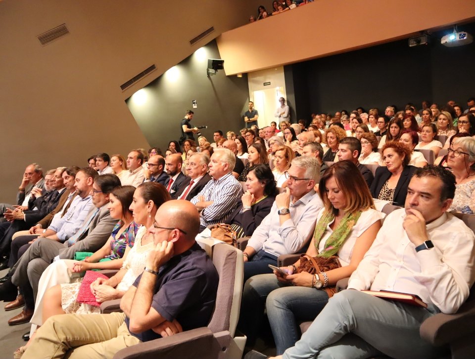 Representantes del Gobierno regional y el Tercer Sector con Mensajeros de la Paz en su XXV aniversario
