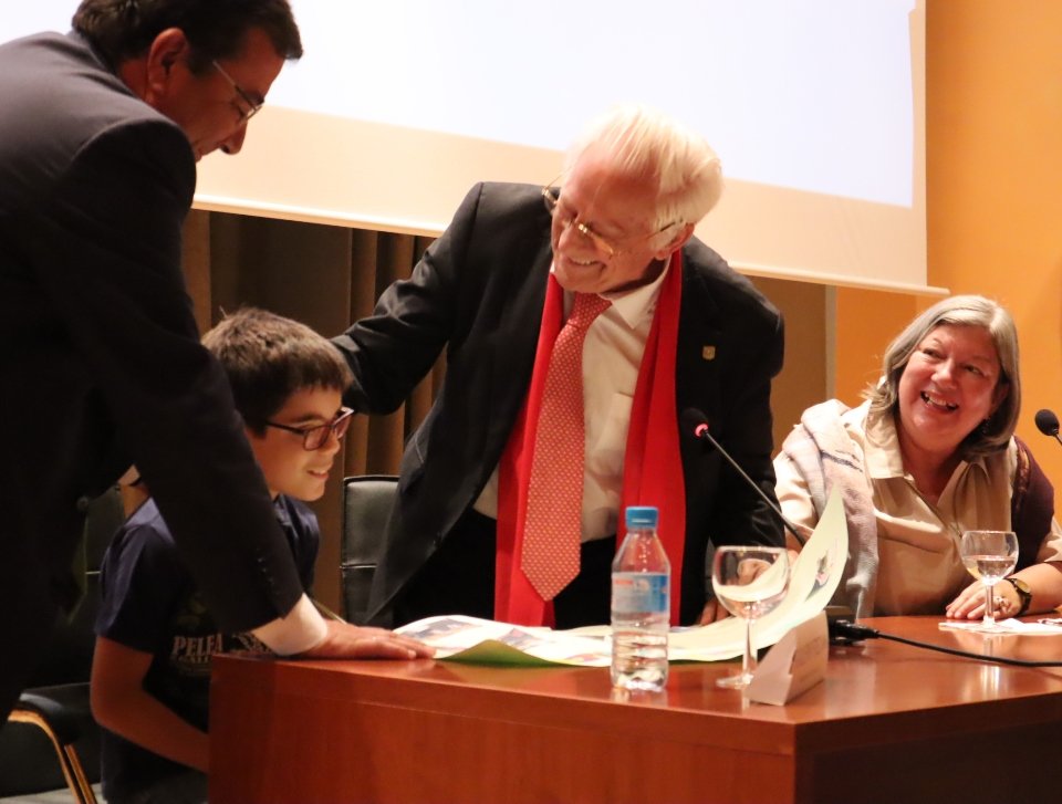 El padre Ángel firma el trabajo de Rodrigo en presencia de Guillermo Fernández Vara y Mercedes Murias