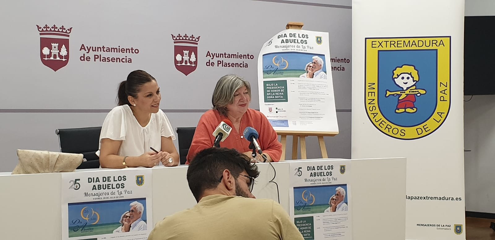 Mercedes Murias y María Teresa Díaz  durante la rueda de prensa