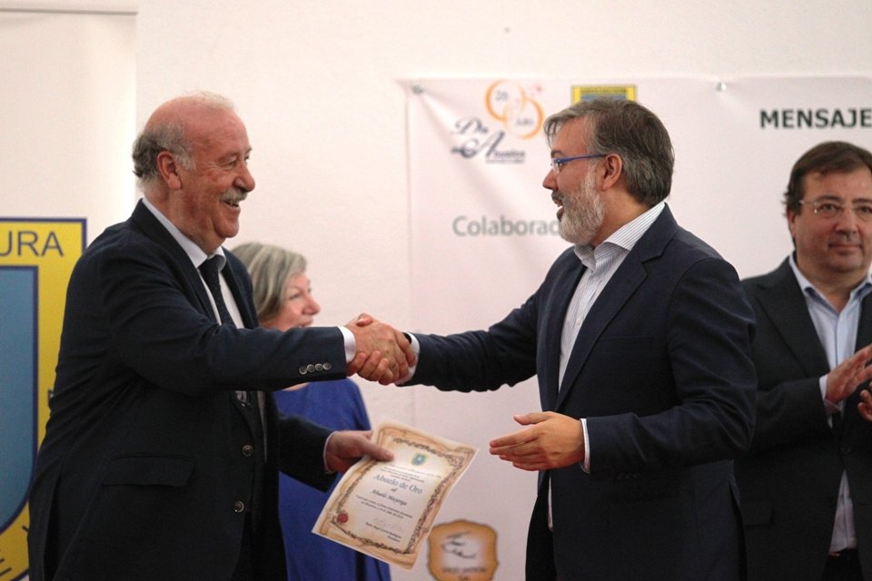 Fernando Pizarro recibe el premio para el Abuelo Mayorga de manos de V del Bosque