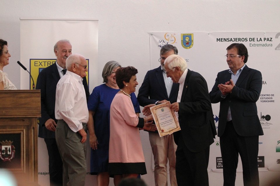 La familia Clemente Muñoz recibe el diploma de Abuelos de Oro del padre Angel