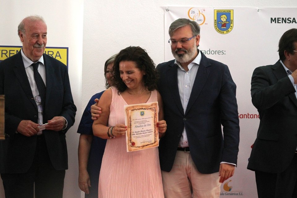 Silvia Cid recoge el premio de la familia Alvarez que entrega Fernando Pizarro