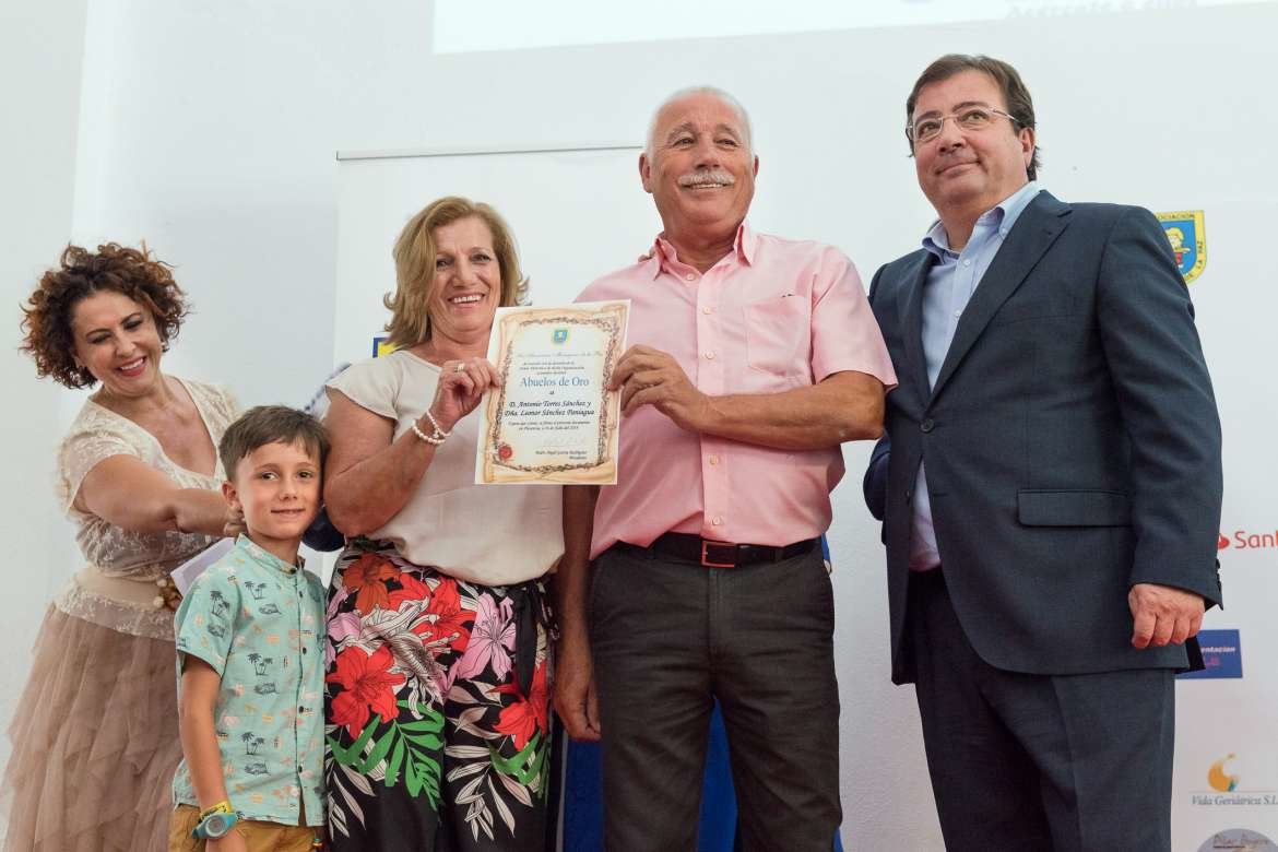 El presidente regional entrega a la familia Torres - Sánchez el diploma de Abuelos de Oro