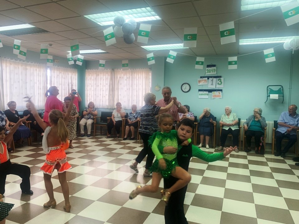 Jóvenes campeones bailan para los mayores del Centro de Día Alzhéimer Tierra de Barros
