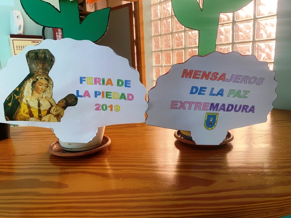 Abanicos creados por los usuarios del Centro de Día Alzhéimer Tierra de Barros