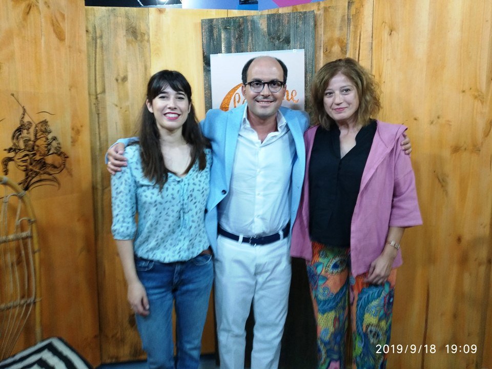 Ángel Villares entre Belén Pérez y Cloe Bird