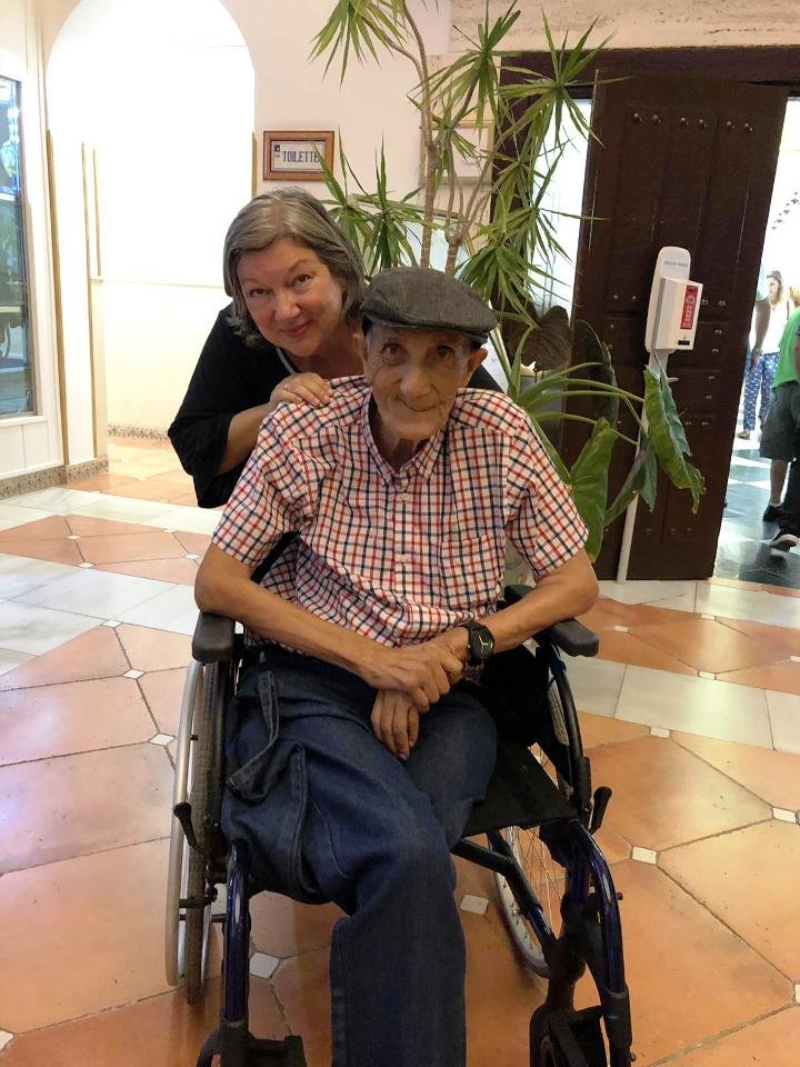 Mercedes Murias con un residente de Nuñomoral en Rota