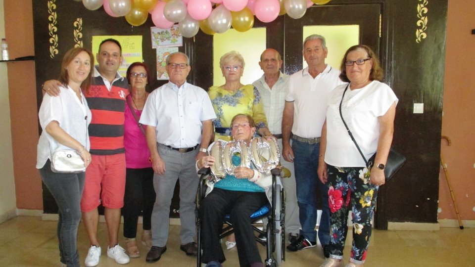 Rosa rodeada de sus familiares