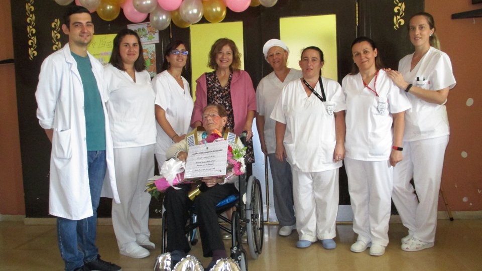 Rosa con el equipo profesional de Mensajeros de la Paz Extremadura en Torrecilla        