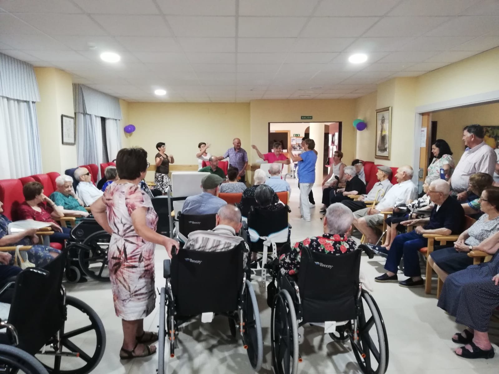 Los mayores celebran con Mensajeros de la Paz  el Dia de los Abuelos en la residencia de Carrascalejo