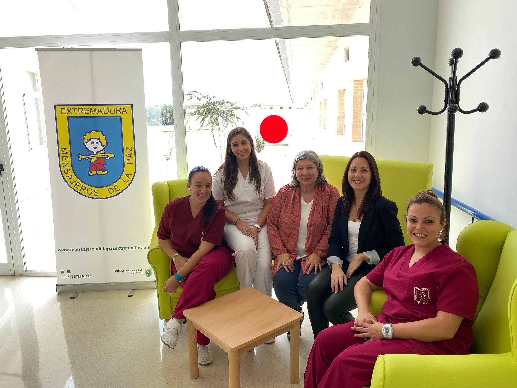 Mercedes Murias con parte del equipo de Mensajeros de la Paz Extremadura en Torremayor