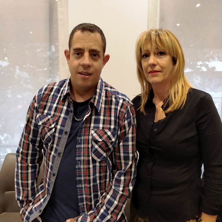 Carlos Gómez con su madre, Juana
