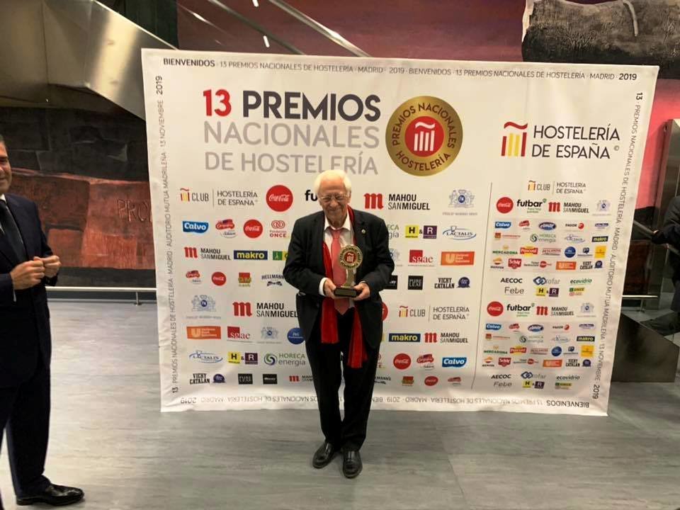 El padre Ángel con el Premio Nacional de Hostelería