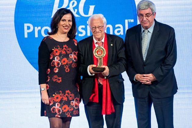 El padre Angel recibe el Premio Nacional de Hosteleria