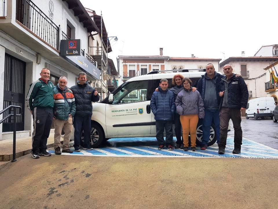 El alcalde de Acebo con los excursionistas de Nuñomoral