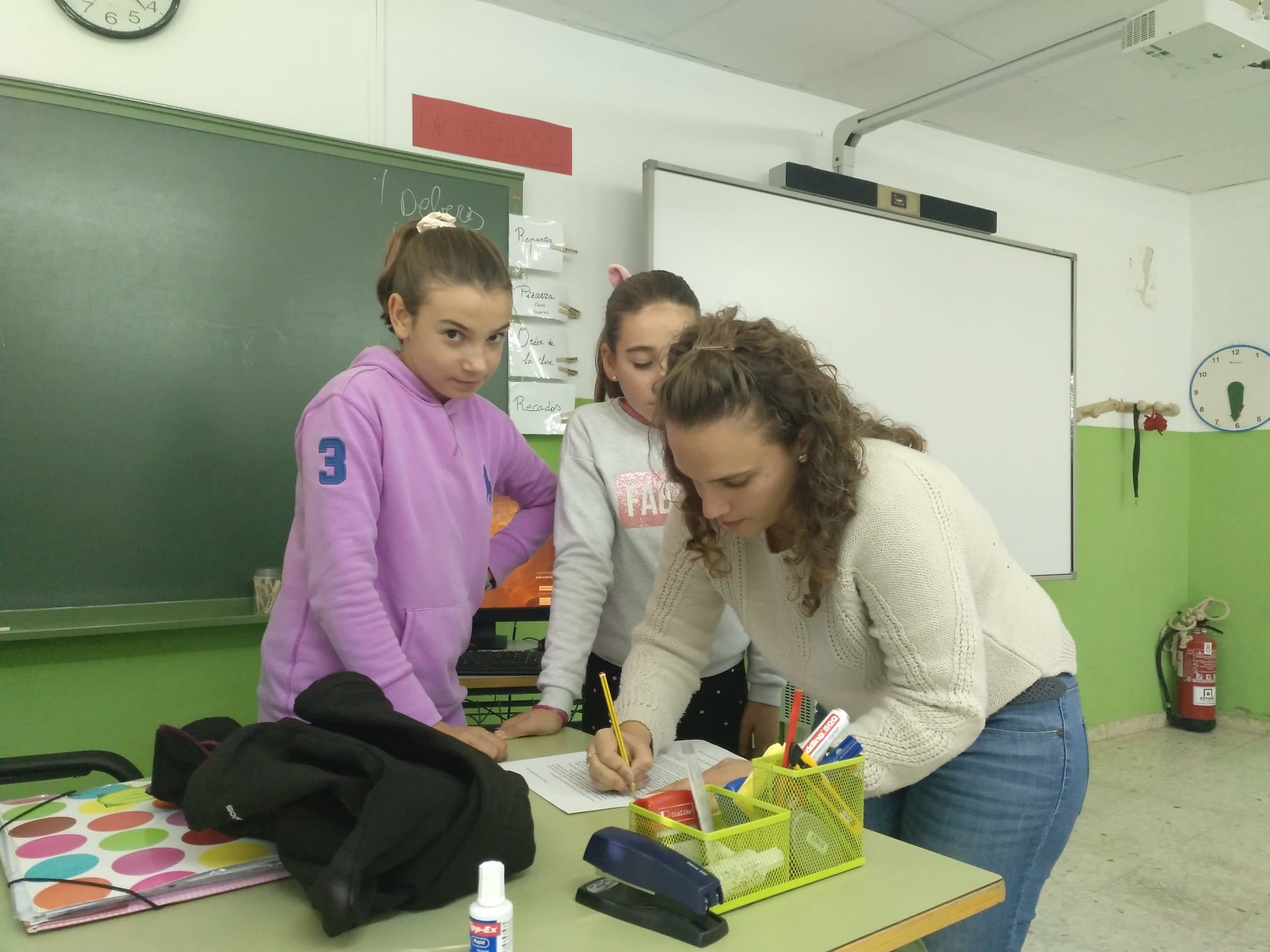 Montaña Carrasco prepara con las estudiantes su exposición